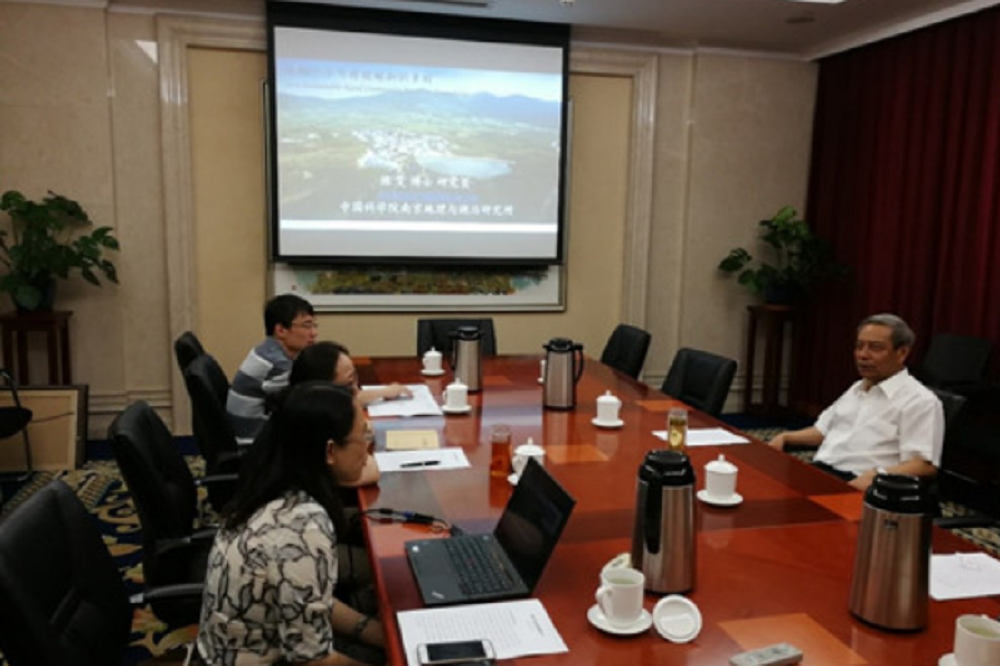 18 第十三届全国人大常务委员会委员、农业与农村委员会主任委员陈锡文听取陈庄乡村转型试验专题汇报