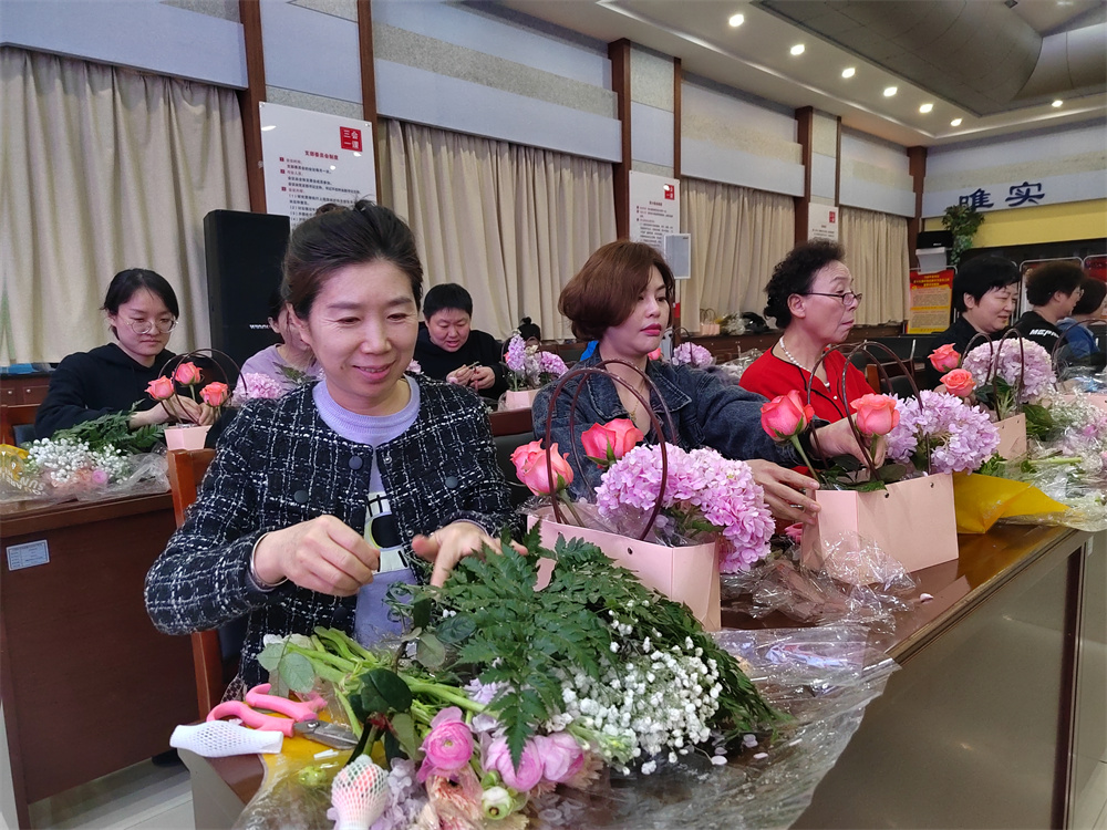 新疆分院“阳春三月 花满科学院”2