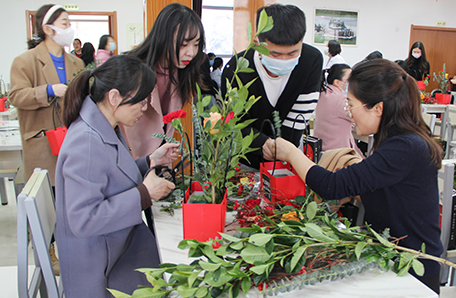 青海盐湖所推出的“强国复兴有我 勇攀高峰在我 时代风貌看我”为主题的“三八”妇女节系列庆祝活动