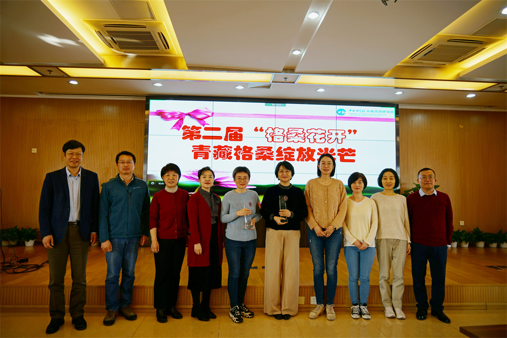 妇委会成员与所领导、获奖者合影