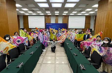 文献情报中心组织庆祝“三八妇女节” 女职工手工扎染体验活动