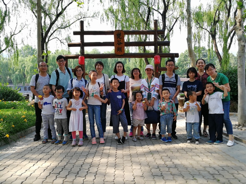 科学报社举办报二代“六一”觅蜂王活动