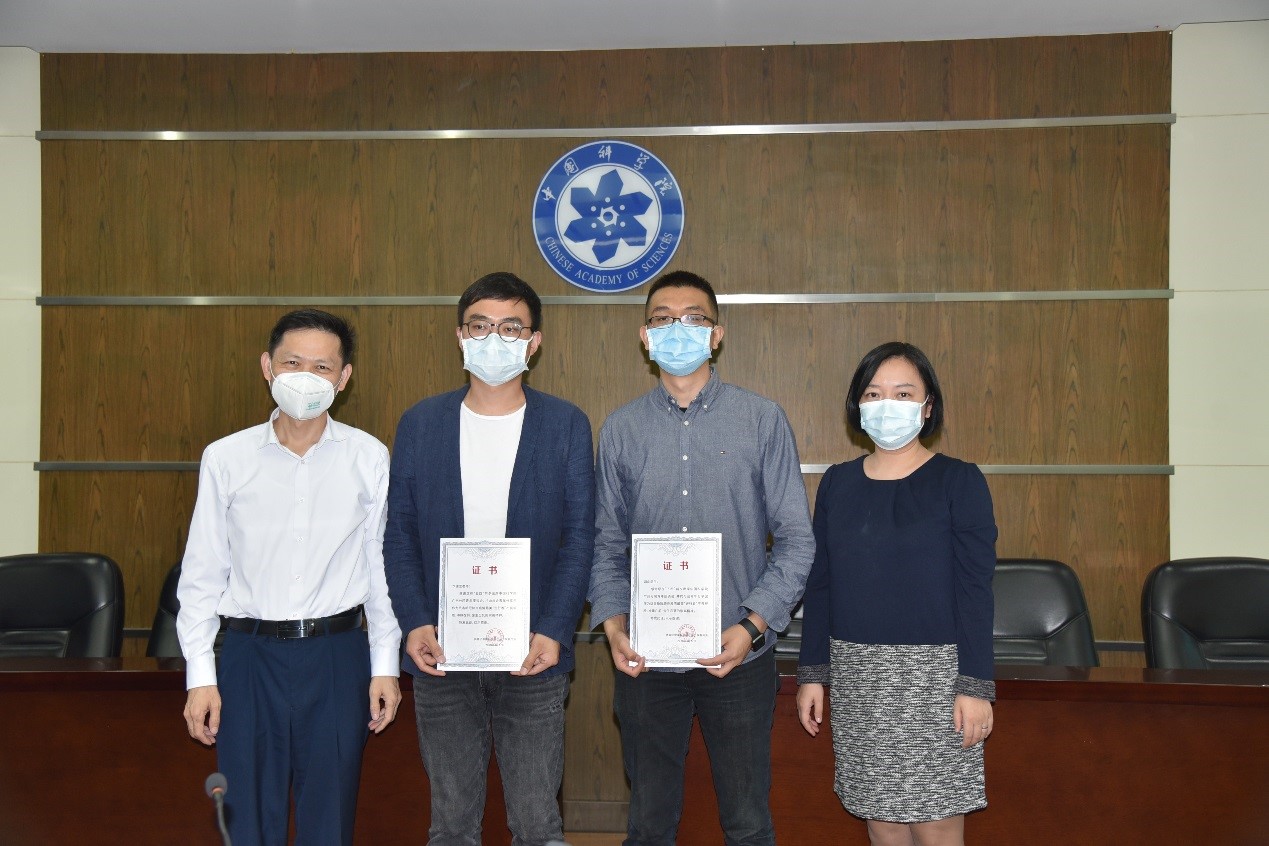 颁发纪念证书(左一张世专、左二卞德龙、右二司向,张楠摄影)