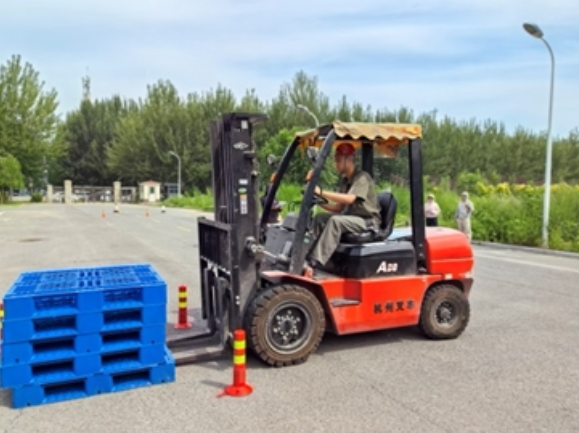 金属所举办首届叉车技能竞赛