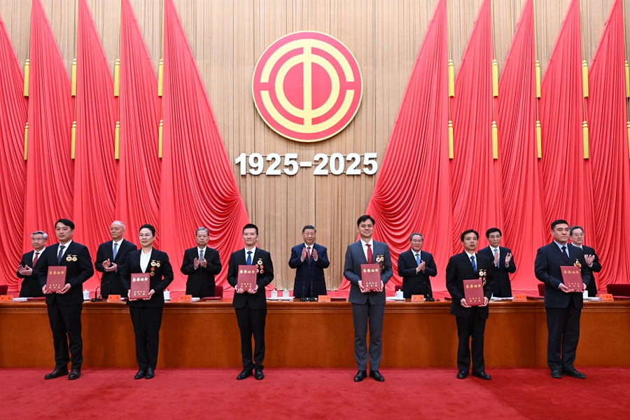庆祝中华全国总工会成立100周年暨全国劳动模范和先进工作者表彰大会隆重举行 习近平发表重要讲话